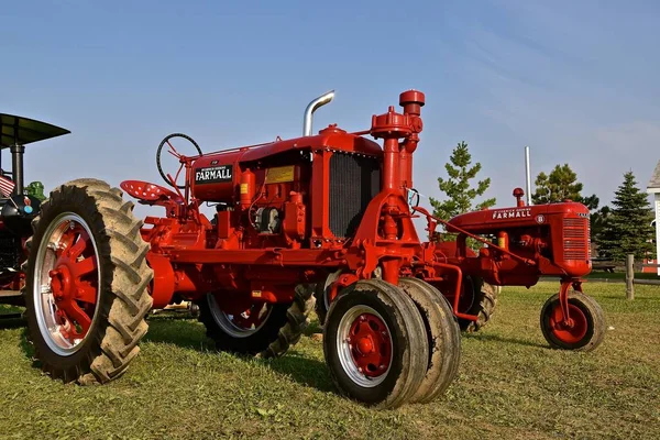 Rollag, Minnesota, 1 Eylül 2017: Nerede 1000 katılmak Rollag çiftlik gösterisinde her İşçi Bayramı hafta sonu düzenlenen yıllık Wcstr geri yüklenen F-20 Farmall traktör görüntülenmektedir.