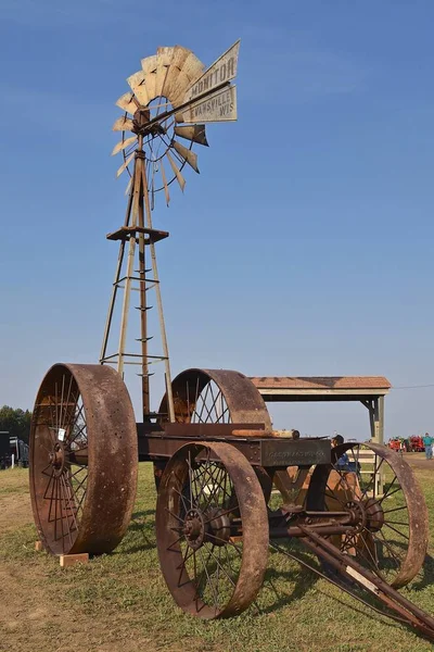 Rollag Minnesota Сентября 2017 Ветряная Мельница Monitor Универсал Gas Tractor — стоковое фото