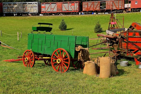 Een Oude Goederentrein Voorbij Een Dorsen Scène Met Groene Wagen — Stockfoto