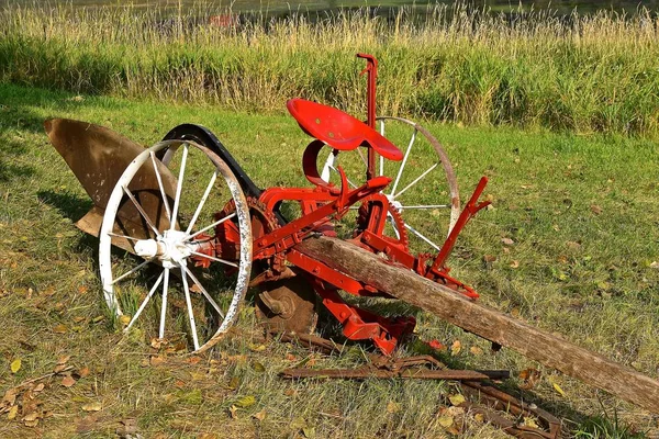 Une Charrue Peinte Rouge Avec Long Mât Pour Attelage Été — Photo