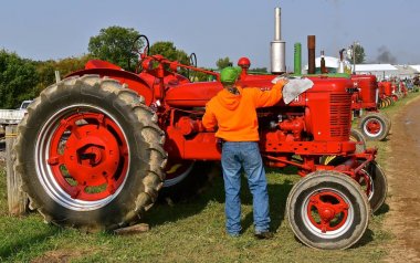 Rollag, Minnesota, 1 Eylül 2017: nerede 1000 katılmak her İşçi Bayramı hafta sonu düzenlenen Rollag yıllık Wcstr çiftlik gösterisinde gösterilen restore edilmiş bir H Farmall traktör cilalı bir kimliği belirsiz adam.