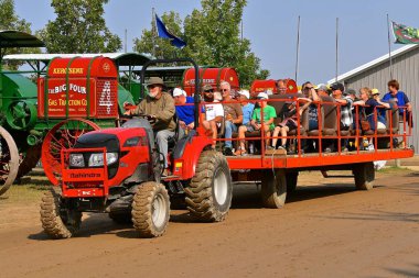 Rollag, Minnesota, Eylül 3. 2017: yüklü insanlar hauler ziyaretçi Rollag yıllık Wcstr çiftlik Show'da nerede 1000 katılmak her İşçi Bayramı hafta sonu düzenlenen Mahindra traktör çeker.
