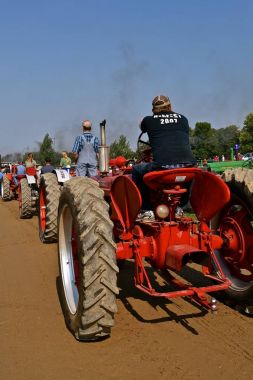 Rollag, Minnesota, 2 Eylül 2017: Traktör tanımlanamayan operatörleri için nerede 1000 katılmak her İşçi Bayramı hafta sonu düzenlenen Rollag yıllık Wcstr çiftlik gösterisinde günlük törende sıralanır.