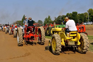 Rollag, Minnesota, 2 Eylül 2017: Traktör tanımlanamayan operatörleri için nerede 1000 katılmak her İşçi Bayramı hafta sonu düzenlenen Rollag yıllık Wcstr çiftlik gösterisinde günlük törende sıralanır.