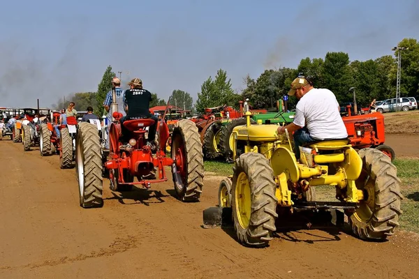 Rollag, Minnesota, 2 Eylül 2017: Traktör tanımlanamayan operatörleri için nerede 1000 katılmak her İşçi Bayramı hafta sonu düzenlenen Rollag yıllık Wcstr çiftlik gösterisinde günlük törende sıralanır.