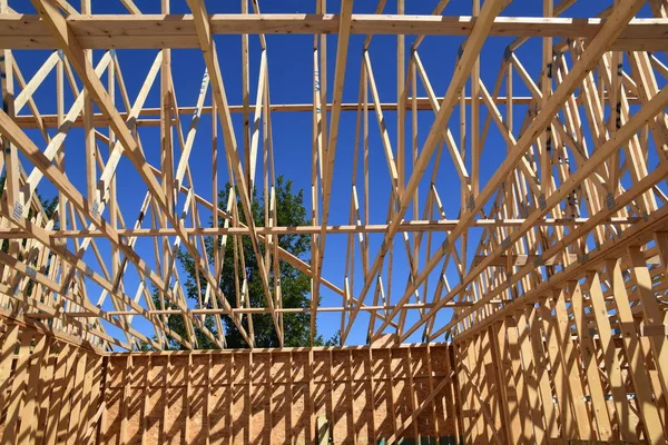 Dach Eines Neubauprojekts Öffnet Sich Den Blauen Himmel — Stockfoto