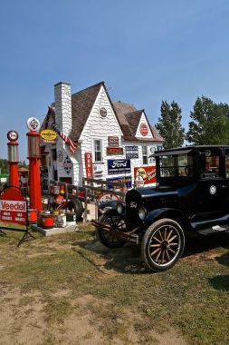 Rollag, Minnesota, 2 Eylül 2017: Çeşitli petrol işaretleri ve bir benzin istasyonunda bir Ford Model T araba koleksiyonu görüntülenir nerede 1000 katılmak Rollag çiftlik gösterisinde her İşçi Bayramı hafta sonu düzenlenen yıllık Wcstr.