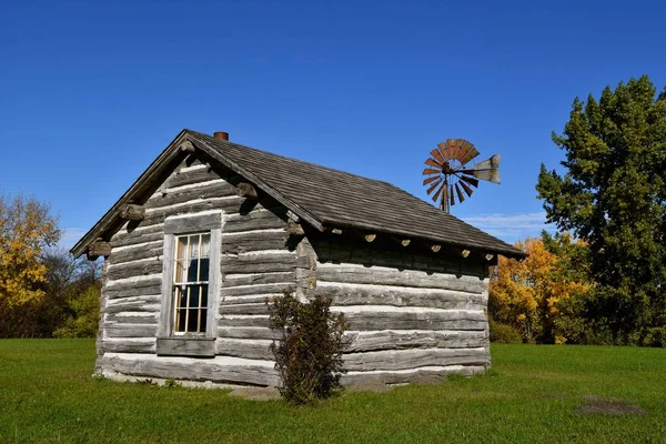 Ancienne Cabane Rondins Préservée Avec Moulin Vent Automne Fond — Photo