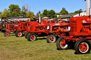 Dalton, Minnesota, 8 Eylül 2017: Traktör modelleri yıllık Dalton Harman Dalton çiftlik gösterisinde her yerde 1000 katılmak 2 tam hafta sonu Eylül ayında düzenlenen arı görüntülenir Farmall topluluğu.