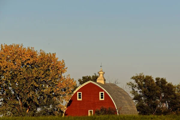 Heumäher Und Kuppel Einer Roten Rundgedeckten Scheune Mit Herbstlichen Bäumen — Stockfoto