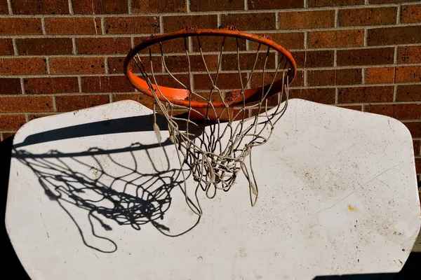 Bir Basketbol Potamız Net Tis Baş Aşağı Asılı Beyaz Sedye — Stok fotoğraf