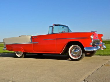 Moorhead, Minnesota-Mayıs 22, 2014: araba güneşte parlıyor ve genel Motors Corporation tarafından en popüler vintage arabalar biridir bir 1955 Chevrolet.
