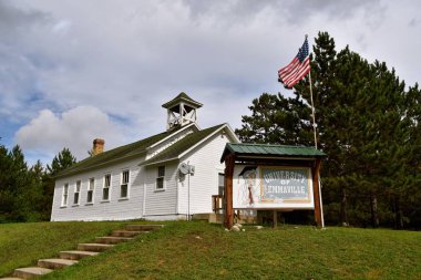 Emmaville, Minnesota, 26 Eylül 2017: Emmaville küçük kasaba Belediye Meclisi eski okul binası olarak Emmaville Üniversitesi karşısında tespit etti. 