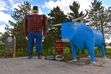 Bemidji, Minnesota, 1 Ekim 2017: Efsanevi Paul Bunyan ve Babe Blue Ox heykeller turistik Bemidji, Minnesota parklar sistemi tarafından çalıştırmak vardır.