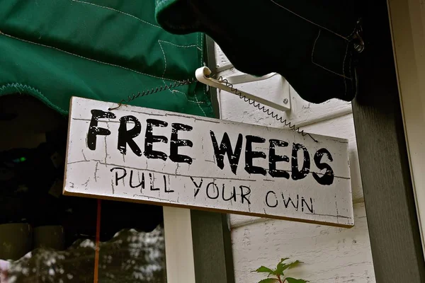 Sign Offers Customers Free Weeds You Have Pull Them — Stock Photo, Image