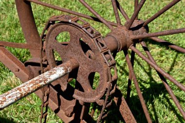 Bir aks eski bir konuştu çelik tekerlek tahrik Zincir Dişli