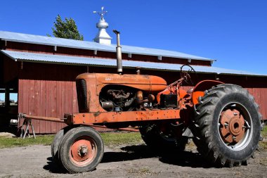 Dalton, Minnesota, 8 Eylül 2017: Eski bir Wd Allis traktör arka planda döken bir ahşap ile yıllık Dalton Harman arı çiftliği'nde görüntülenir Chalmers Dalton nerede 1000 katılmak her 2 tam hafta sonu Eylül ayında düzenlenen göster.
