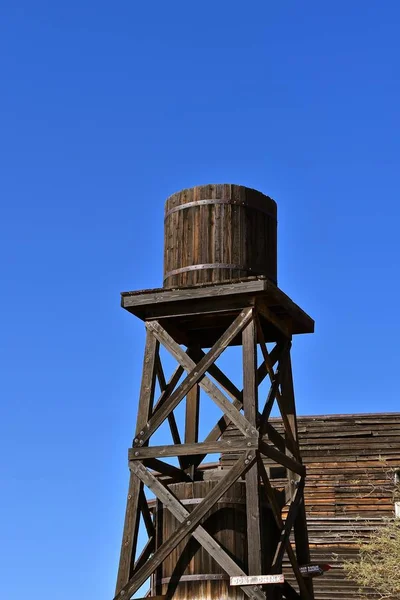 Zwei Stufen Mit Hölzernen Wasserfässern Einem Alten Bergbaulager — Stockfoto