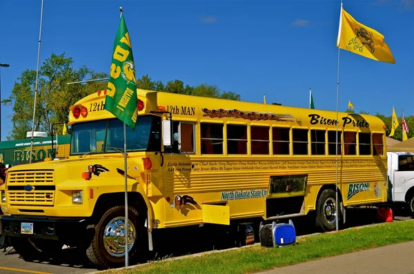 ノースダコタ州ファーゴ 2013 ゴールドの塗装のバスは車間距離無視の駐車場で ノースダコタ州立大学バイソン サッカー チームを促進します — ストック写真