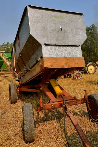 Vintage Grain Wagon Hydraulic Lift Allowing Gravity Assist Unloading — Stock Photo, Image