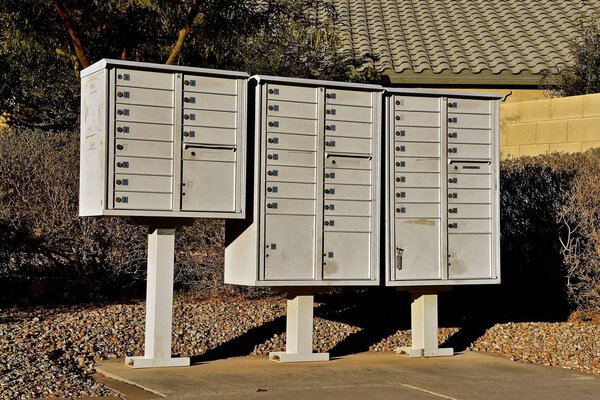 Коллекция почтовых ящиков в новом пригородном жилом комплексе
