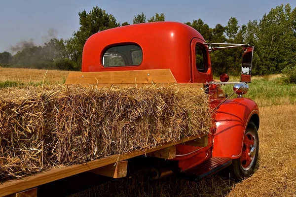 Ένα Παλιό Αποκατεστημένο Κόκκινο Φορτηγό Είναι Φορτωμένο Ένα Στρώμα Από — Φωτογραφία Αρχείου