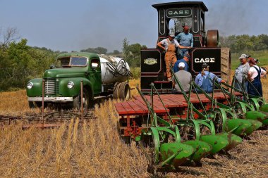 Rollag, Minnesota, 2 Eylül 2017: eşsiz Geiser çalışır Buhar motoru çete fuarında yıllık Wcstr çiftlik Rollag gösteren her İşçi Bayramı hafta sonu düzenlenen sonra takım dinlenme pulluk.