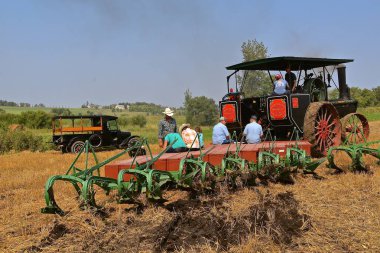 Rollag, Minnesota, 2 Eylül 2017: eşsiz Geiser çalışır Buhar motoru çete fuarında yıllık Wcstr çiftlik Rollag gösteren her İşçi Bayramı hafta sonu düzenlenen sonra takım dinlenme pulluk.