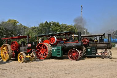 Rollag, Minnesota, 2 Eylül 2017: Rumely ve Harrison buhar motorları her İşçi Bayramı hafta sonu düzenlenen Rollag yıllık Wcstr çiftlik gösterisinde günlük törende hazır