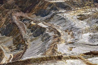 Inn Brisbee, Arizona Maden Bakır ıssız bir eski açık çukurdan aracılığıyla aşınmış yollar