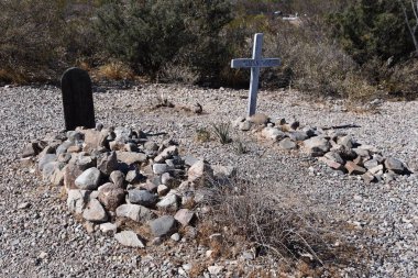 Bilinmeyen işaretleri ve mezar taşları ile çevrili ve Boothill bilinen mezarlığa haçlar