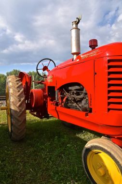 Rollag, Minnesota, 3 Eylül 2017: Geri yüklenen Massey Harris traktör her İşçi Bayramı hafta sonu düzenlenen Rollag yıllık Wcstr çiftlik gösterisinde görüntülenir.