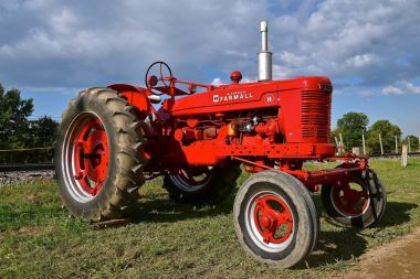 Rollag, Minnesota, 3 Eylül 2017: Farmall H traktör her İşçi Bayramı hafta sonu düzenlenen Rollag yıllık Wcstr çiftlik gösterisinde görüntülenir.
