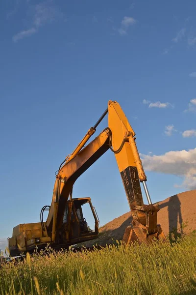 Gammal Schaktning Maskin Kastar Del Det Skugga Sandpile — Stockfoto