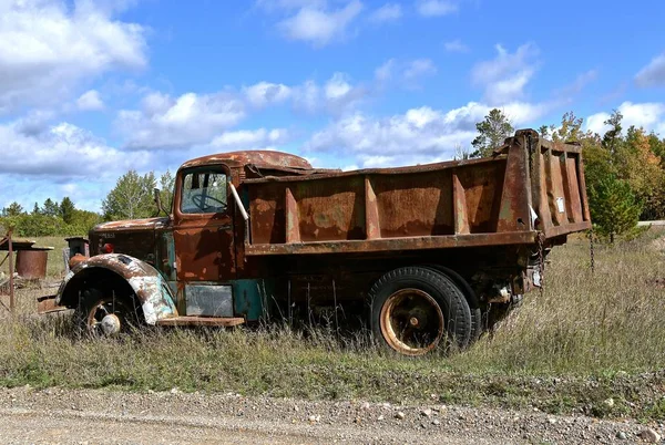 パーク ラピッズ ミネソタ 2017 古い雑草に駐車しているマック砂利トラックは 1900 年に設立した会社からは 1907 年に最初のトラックが生成されます — ストック写真