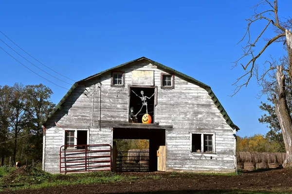 Abertura Porta Velho Celeiro Abandonado Foi Convertida Numa Cena Halloween — Fotografia de Stock