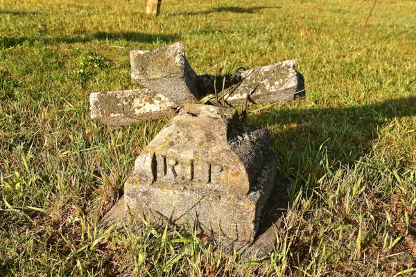 クロス 崩れた古い墓標に刻まれた平和の残りの部分 — ストック写真