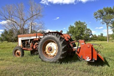 Firesteel, Güney Dakota, 22 Haziran 2017: saman saç kremi çekerek eski 506 Farmall International traktör modeli adıydı ve daha sonra bir marka traktörler için Amerikan şirketi International Harvester Ih tarafından üretilen