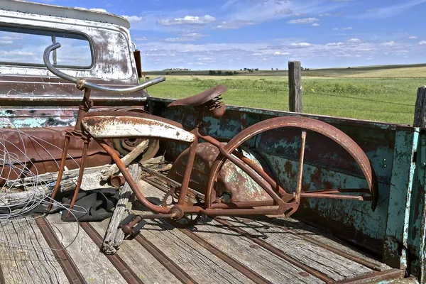 非常に古い自転車のフレームが非常に古い壊れそうなピックアップ トラックの後ろに格納されています — ストック写真