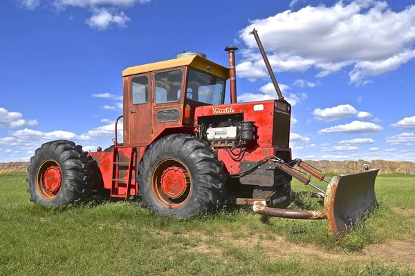 Firesteel South Dakota June 2017 Old Versatile Tractor Canadian Brand — стоковое фото