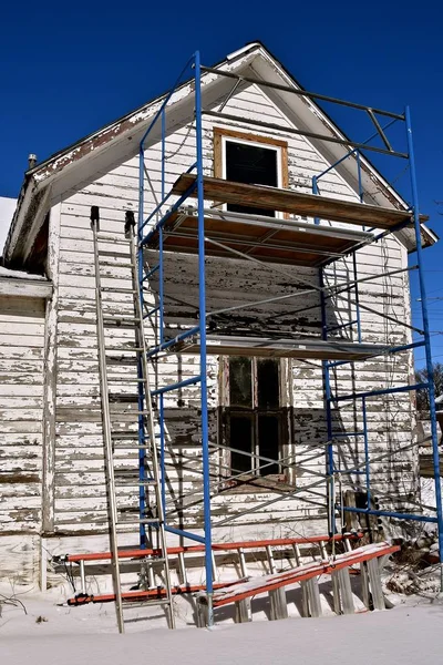 Ponteggi Scale Sono Contro Lato Una Vecchia Casa Riparazione Con — Foto Stock