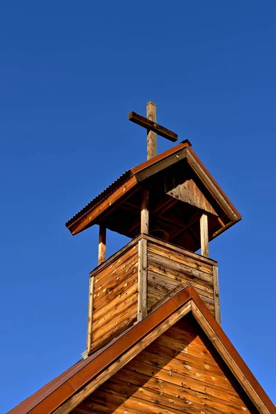 Zedernholzturm Auf Einer Kirche Mit Kreuz — Stockfoto