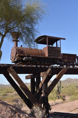 Ayıklanan metaller çekerek açık bir Demiryolu köprüsünden üzerinde benim için çok eski bir buharlı motor çukur