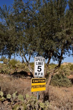 İşareti uyarı motosiklet yavaş hız ve sürücülerin haberdar olmak yayalar için.