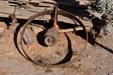 Bir hub aks, tekerlek, ama tekerlek teli eksik için çelik bant ile eski bir ahşap vagon.