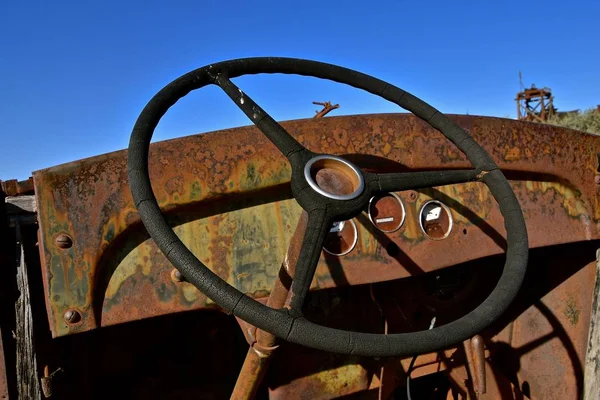 Roda Kemudi Dari Sebuah Dasbor Truk Tua Dengan Dasbor Kiri — Stok Foto