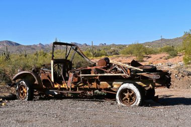 Eski bir paslanmış kamyona çürük lastikleri ile ve önemsiz ile yüklü çerçevesinde ıssız bir ortamda yaptı.
