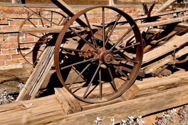 Sadece kalan birkaç ahşap ve çelik spoked jantlar ile eski bir ahşap vagon. 