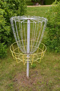 Frisbee golf sepet kafes yaz yeşil yeşillik karşı