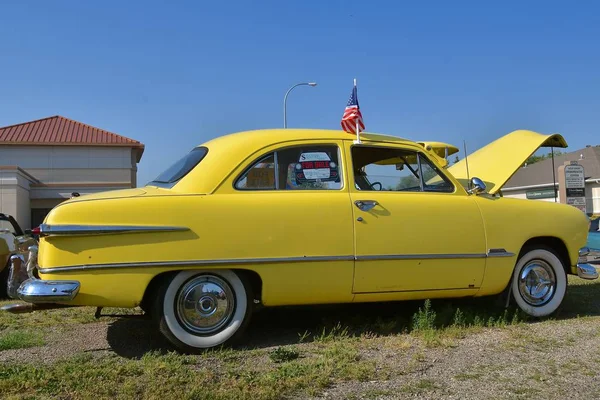 西のファーゴのクルーズの夜にそれぞれ黄色 1951年フォード ハードトップのこの横顔などの夏月および機能古典的な車の第 木曜日の夜が発生にしますウエスト ファーゴ ノースダコタ 2017 — ストック写真